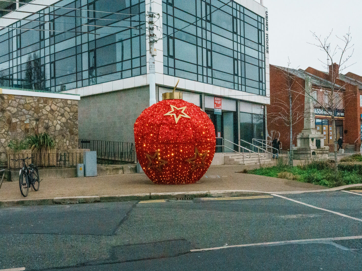 I VISITED DUNDRUM MAIN STREET TWICE OVER THE CHRISTMAS HOLIDAY [TO HAVE LUNCH AT ESSENCE]-246152-1