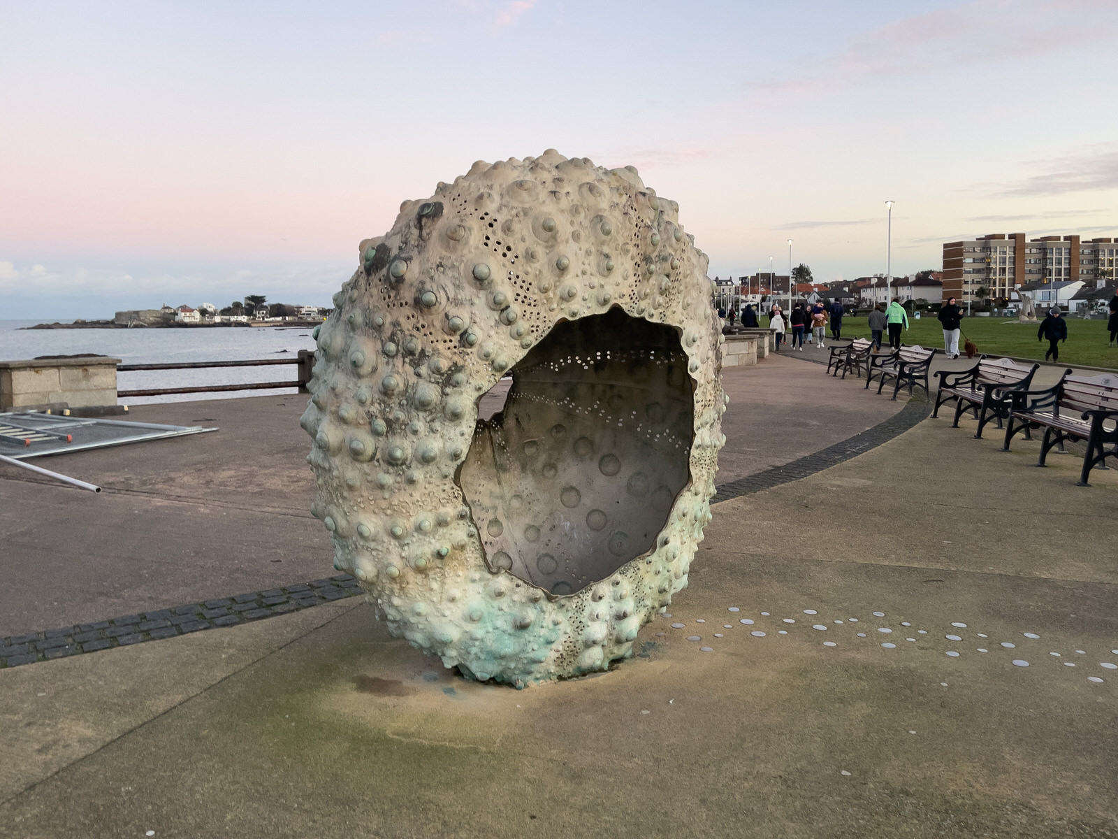 RACHEL JOYNT'S MOTHERSHIP SCULPTURE [AT NEWTOWNSMITH BETWEEN DUN LAOGHAIRE AND GLASTHULE]-246060-1