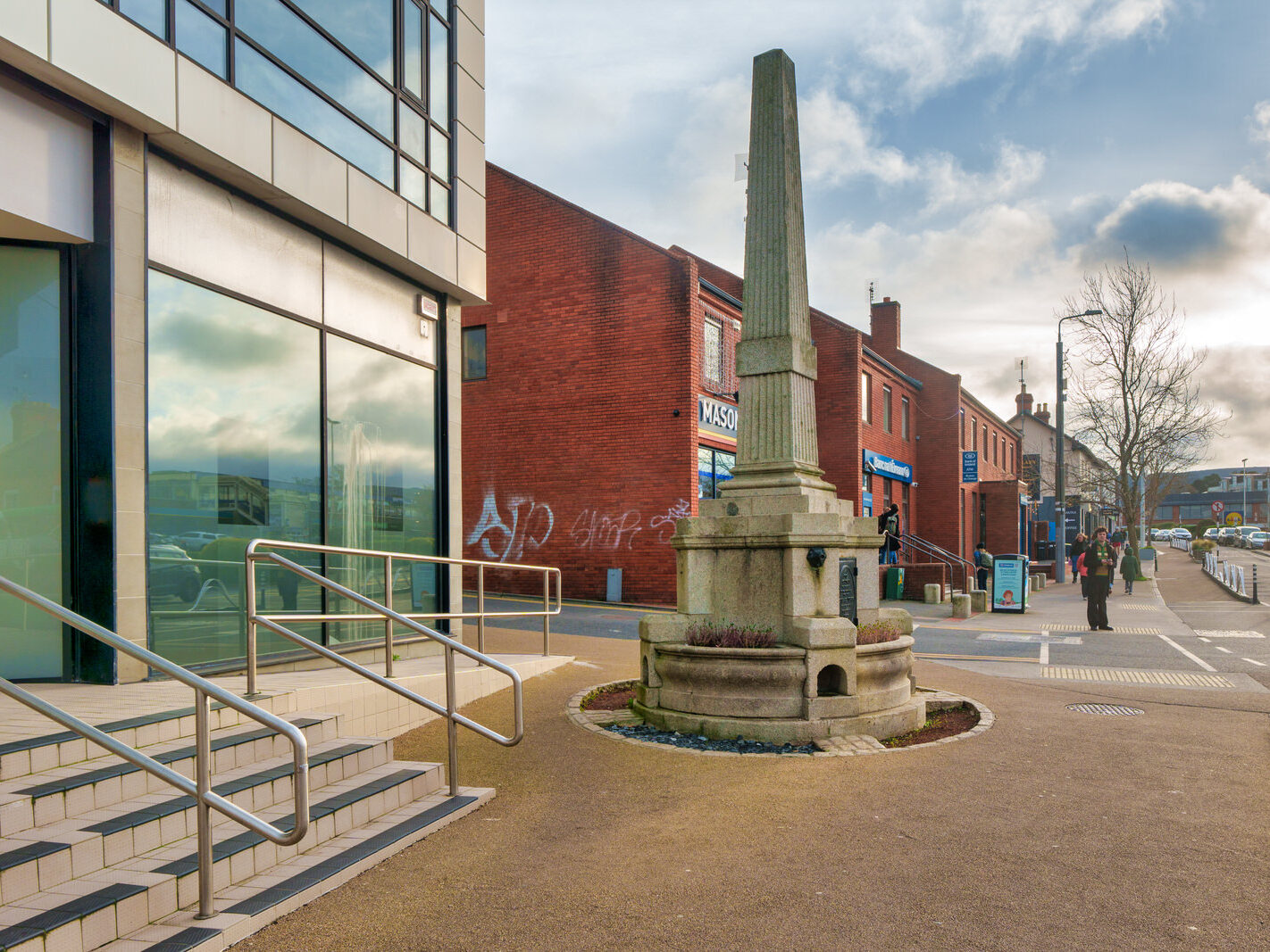 THE USHER MONUMENT IN DUNDRUM [ALSO KNOWN AS THE USHER MEMORIAL FOUNTAIN]-246138-1