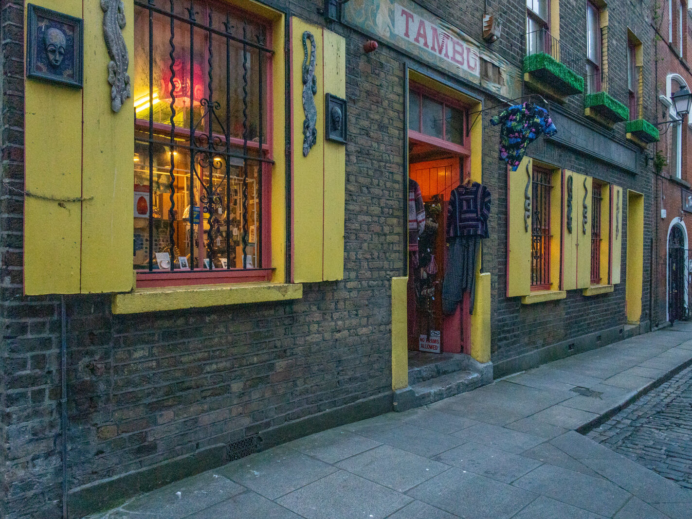 TEMPLE BAR [WHEN TO VISIT THE AREA AND WHEN TO AVOID IT]-247241-1