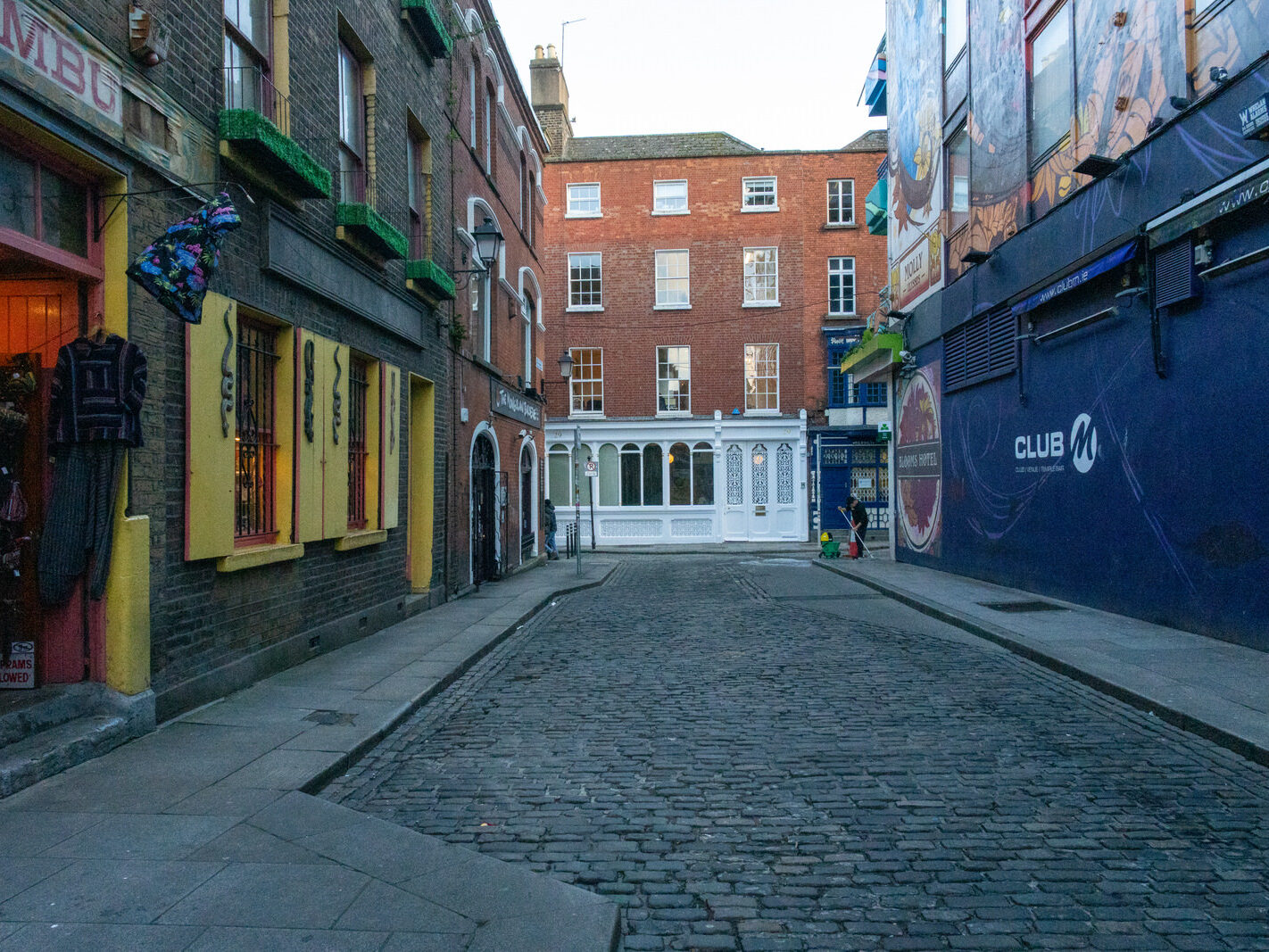 TEMPLE BAR [WHEN TO VISIT THE AREA AND WHEN TO AVOID IT]-247242-1