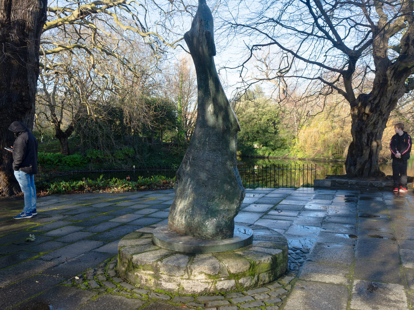 THE KNIFE EDGE SCULPTURE MEMORIAL TO W.B. YEATS BY HENRY MOORE [ST STEPHEN'S GREEN]-247733-1