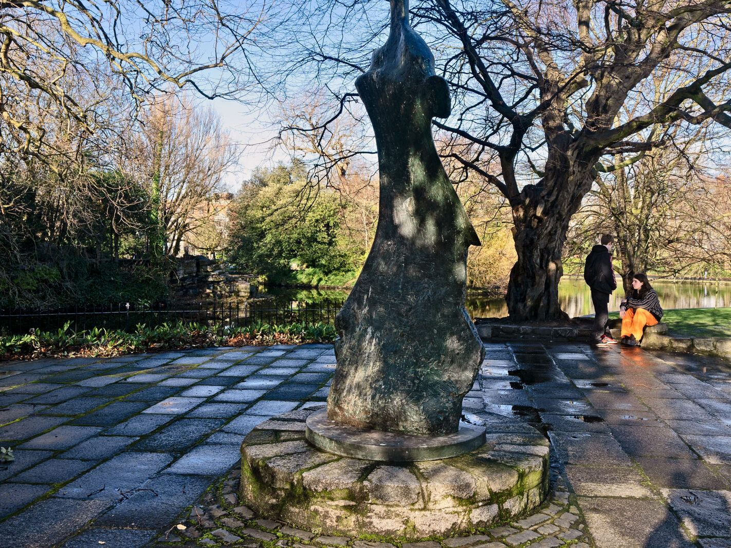 THE KNIFE EDGE SCULPTURE MEMORIAL TO W.B. YEATS BY HENRY MOORE [ST STEPHEN'S GREEN]-247734-1