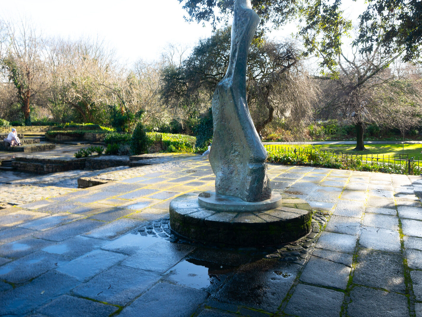 THE KNIFE EDGE SCULPTURE MEMORIAL TO W.B. YEATS BY HENRY MOORE [ST STEPHEN'S GREEN]-247740-1