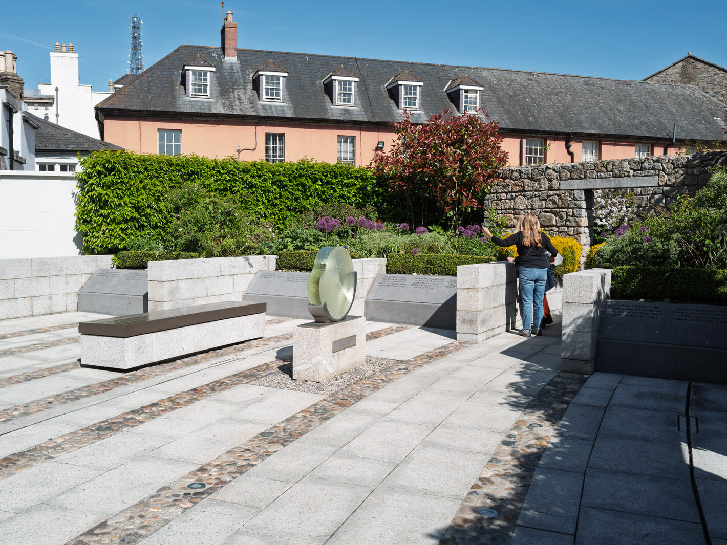 THE GARDA MEMORIAL GARDEN [LOCATED WITHIN THE DUBHLINN GARDENS AT DUBLIN CASTLE]-251253-1