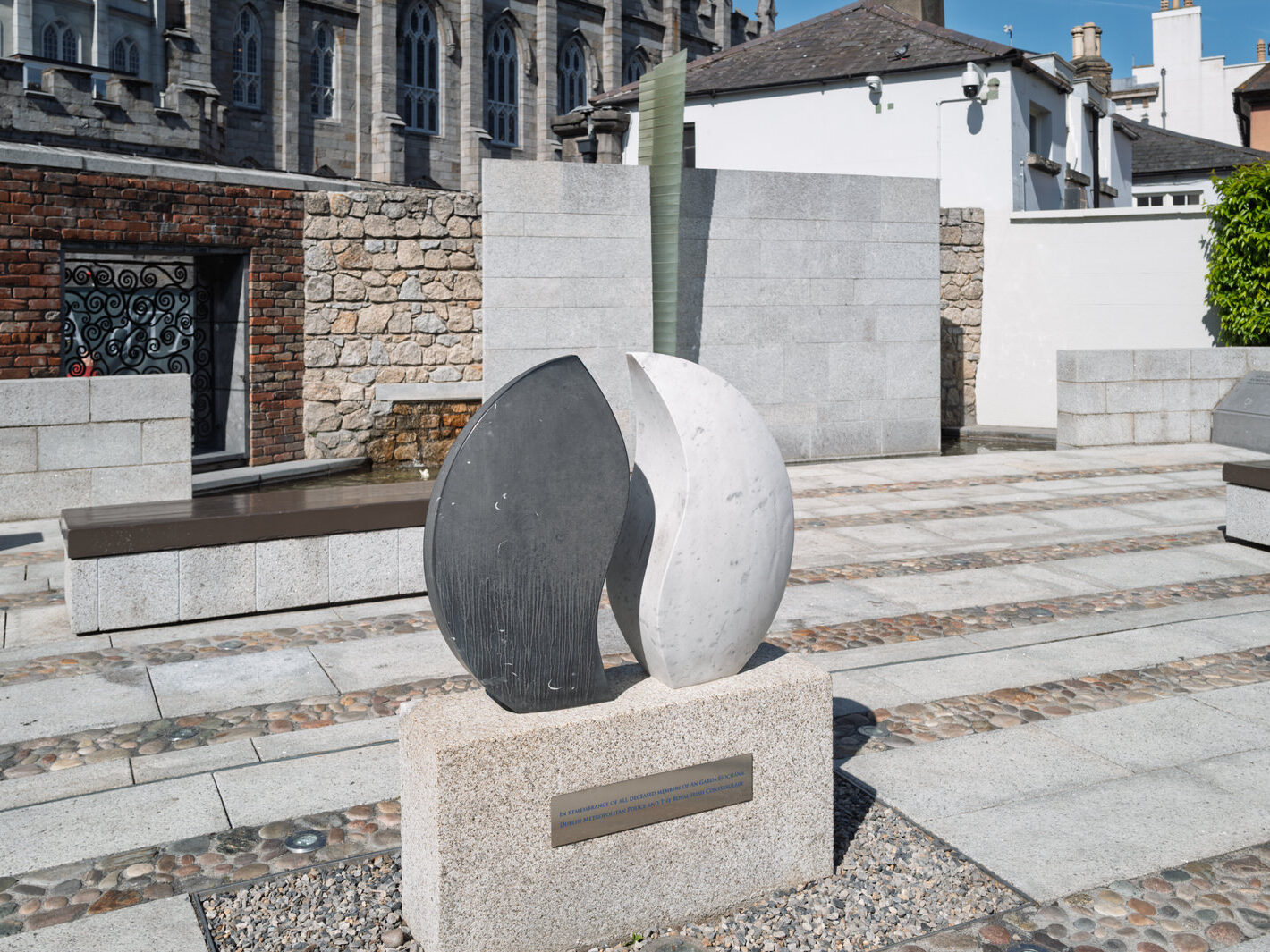THE GARDA MEMORIAL GARDEN [LOCATED WITHIN THE DUBHLINN GARDENS AT DUBLIN CASTLE]-251254-1