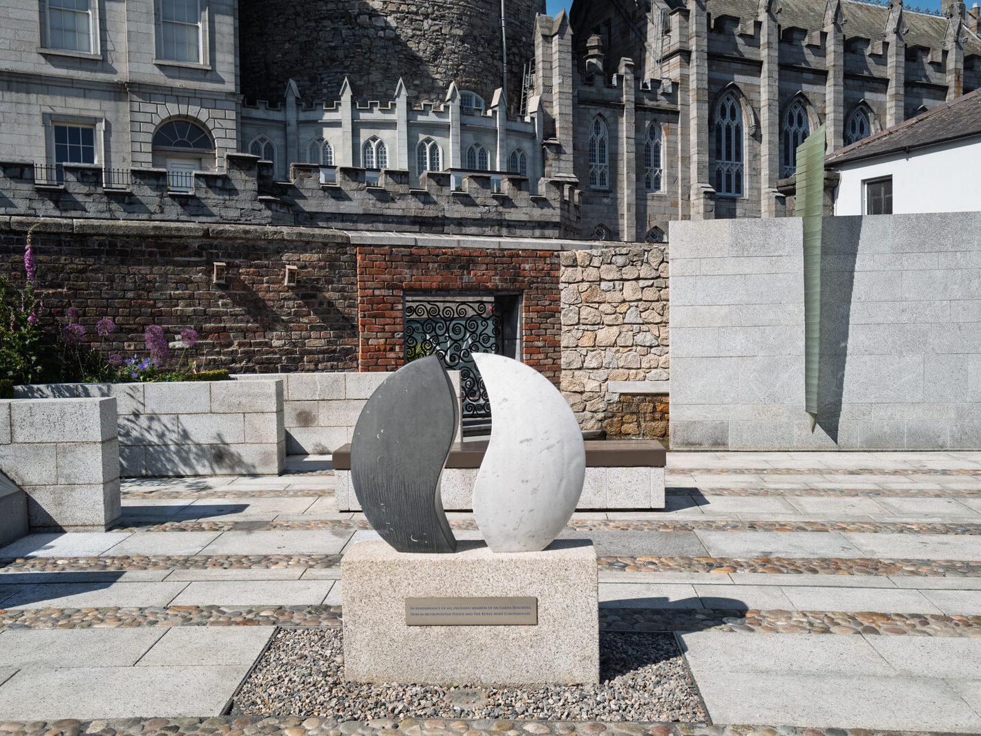THE GARDA MEMORIAL GARDEN [LOCATED WITHIN THE DUBHLINN GARDENS AT DUBLIN CASTLE]-251255-1