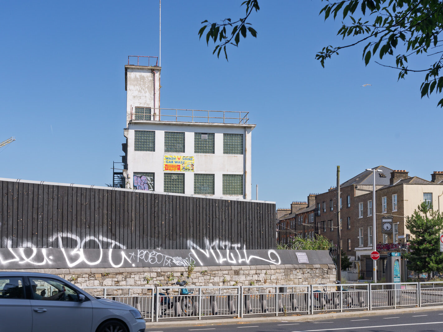 THE HENDRONS BUILDING IS STILL UNOCCUPIED IF NOT DERELICT [UPPER DOMINICK STREET 12 JULY 2025]-254022-1