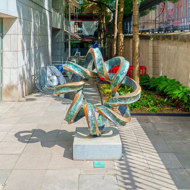 BY BRIAN KING EXAMOLES OF SCULPTURE BY THIS ARTIST