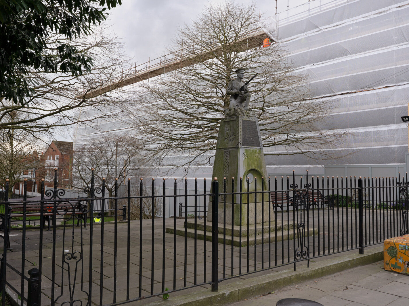 IRISH VOLUNTEERS MEMORIAL AT BLAQUIERE BRIDGE AND THE OLD STATE CINEMA [THE ORIGINAL RIFLE WAS BRONZE RATHER THAN STONE]-250149-1