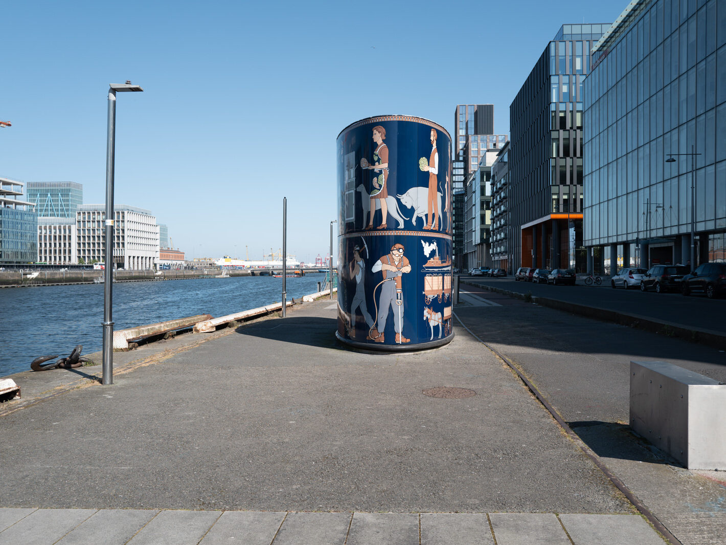 AN OLD DUBLINER WOULD UNDERSTAND THIS ART INSTALLATION BY JOHN KINDNESS [LOCATED ON SIR JOHN ROGERSON'S QUAY]-250984-1