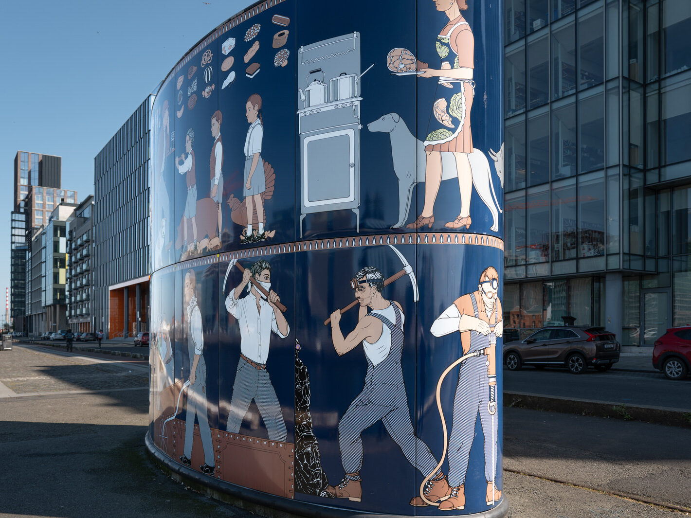 AN OLD DUBLINER WOULD UNDERSTAND THIS ART INSTALLATION BY JOHN KINDNESS [LOCATED ON SIR JOHN ROGERSON'S QUAY]-250990-1