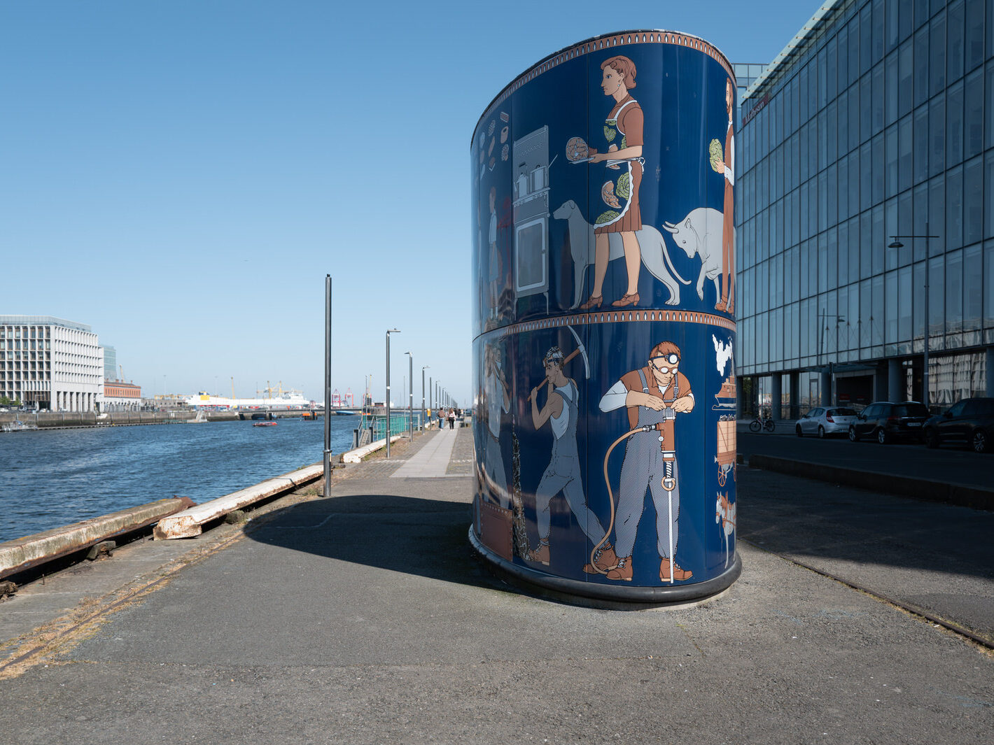 AN OLD DUBLINER WOULD UNDERSTAND THIS ART INSTALLATION BY JOHN KINDNESS [LOCATED ON SIR JOHN ROGERSON'S QUAY]-250991-1
