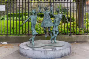 FROM DAME STREET TO CHRIST CHURCH CATHEDRAL [VIA LORD EDWARD STREET]-249756-1