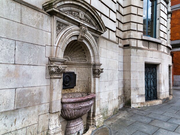 WATER FOUNTAIN ON LOED EDWARD STREET Georgian Grandeur and Financial Ruin: The Story of Newcomen Bank and its Architect The distinguished building on Lord...