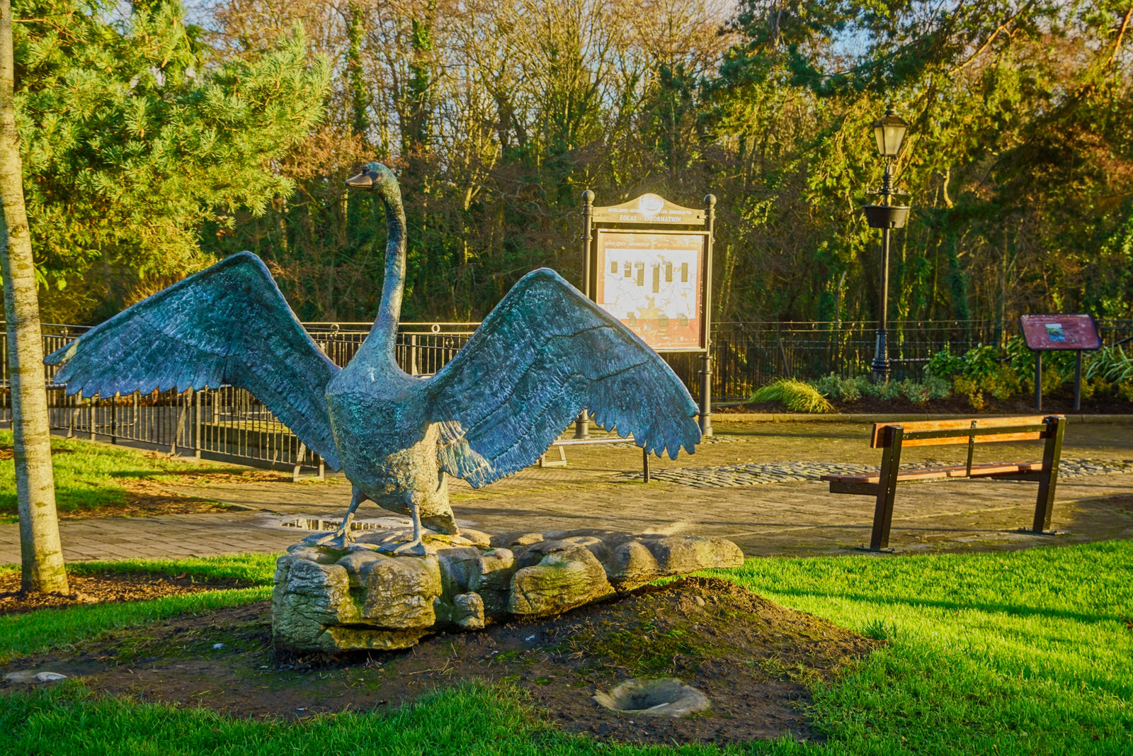 MERRY SCULPTURE OF A SWAN 