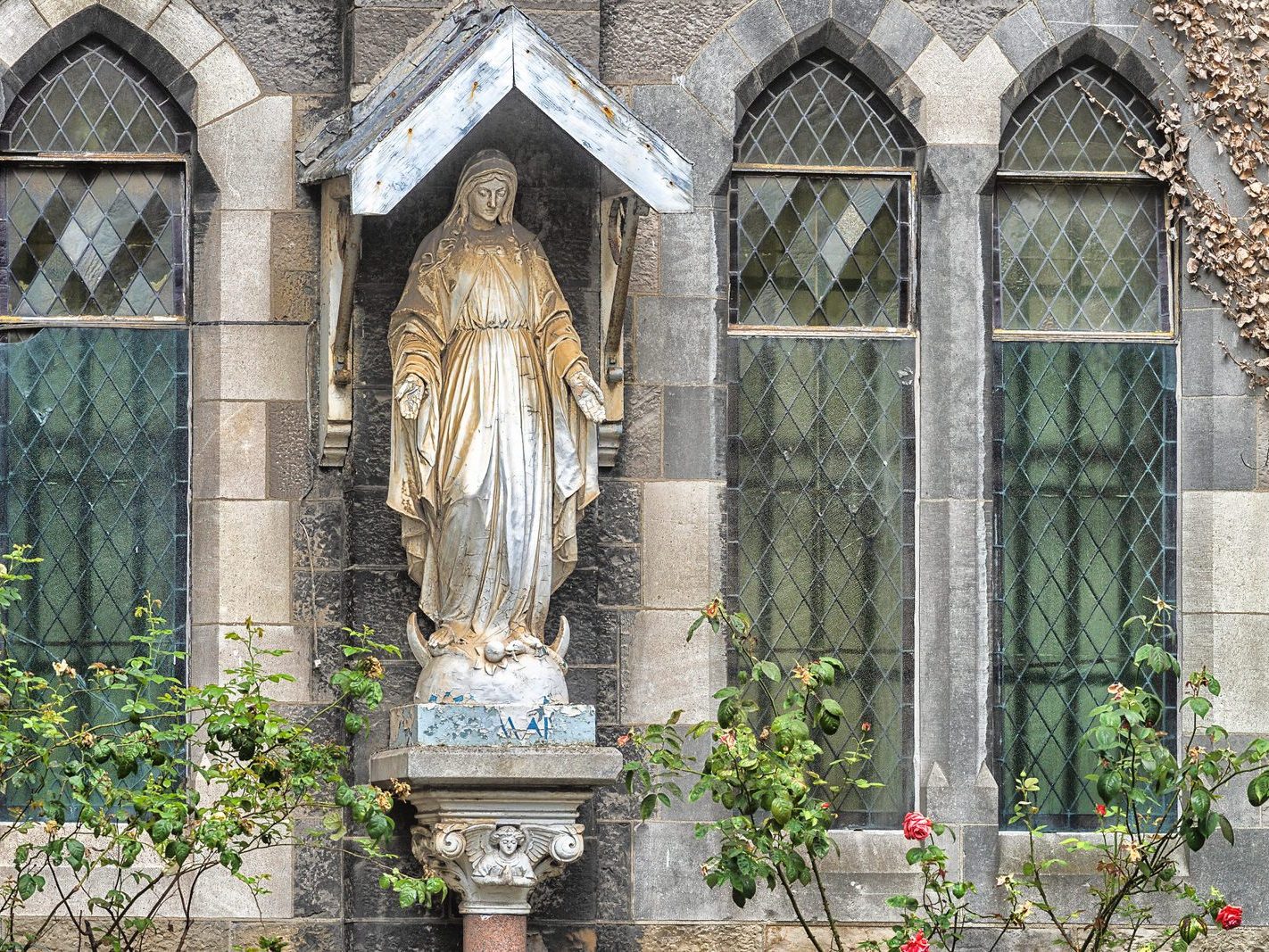 STATUE ON THE GROUNDS OF THE FRIARY AS SEEN FROM BOW STREET 001