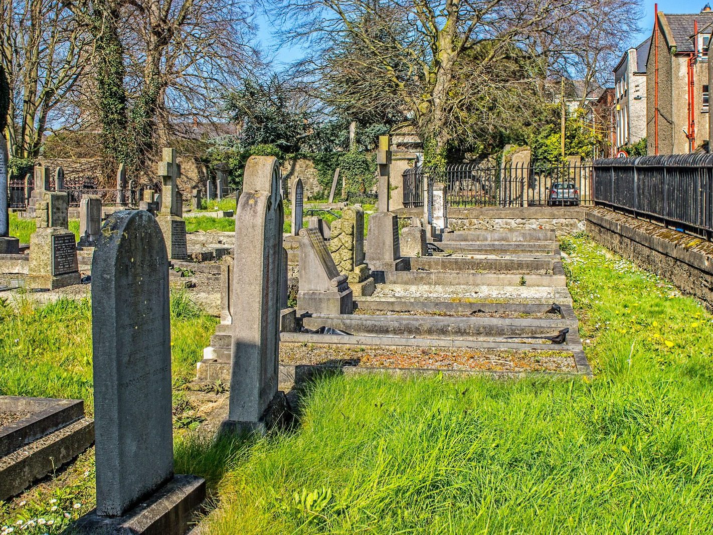 SOME OLD IMAGES OF ST PETERS CHURCHYARD IN DROGHEDA [PHOTOGRAPHED 20212]-224211-1