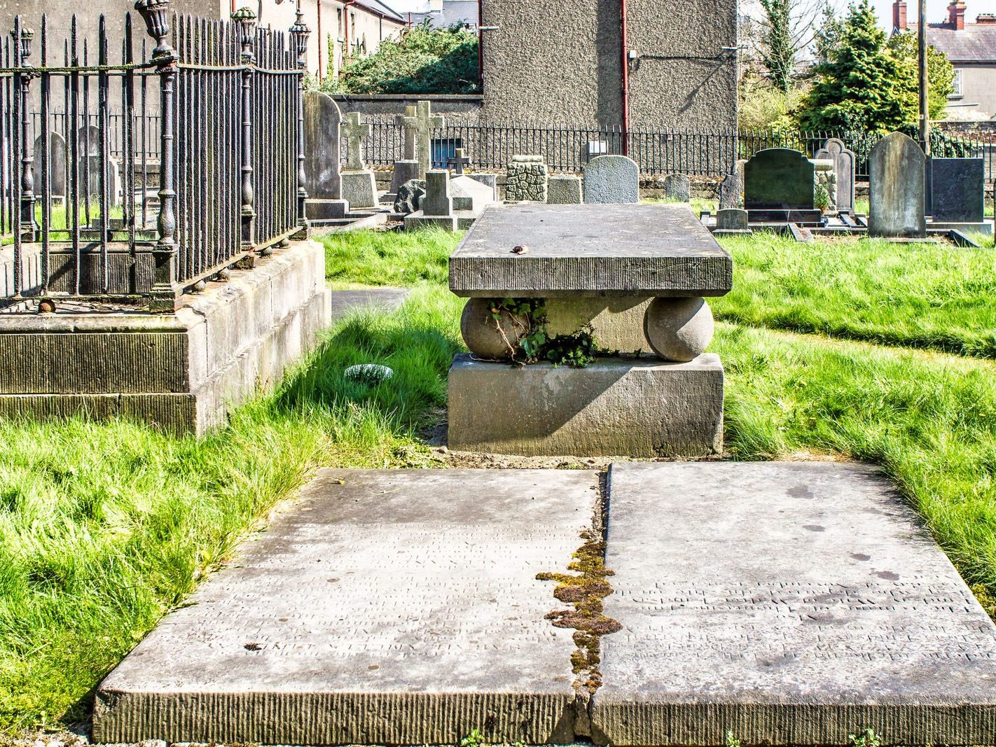 SOME OLD IMAGES OF ST PETERS CHURCHYARD IN DROGHEDA [PHOTOGRAPHED 20212]-224213-1