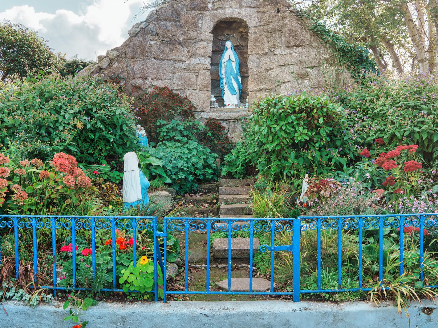 WINDY ARBOUR GROTTO FEATURING FOUR STATUES [MARIAN STATUE AT FARRANBOLEY PARK IN DUNDRUM] 003