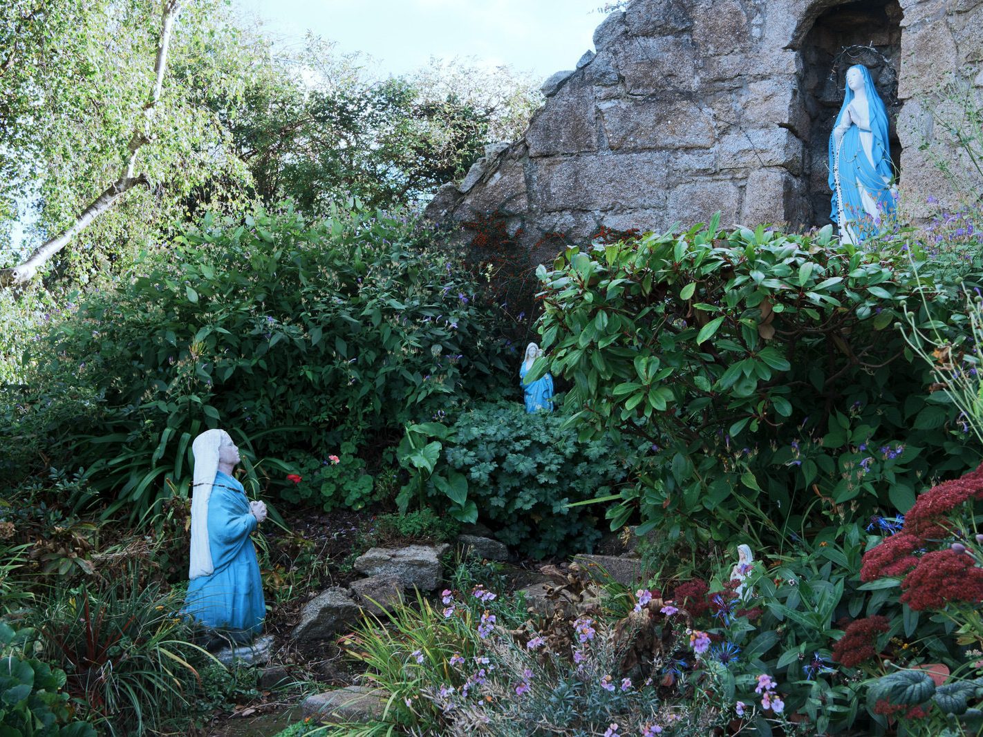 WINDY ARBOUR GROTTO FEATURING FOUR STATUES [MARIAN STATUE AT FARRANBOLEY PARK IN DUNDRUM] 002