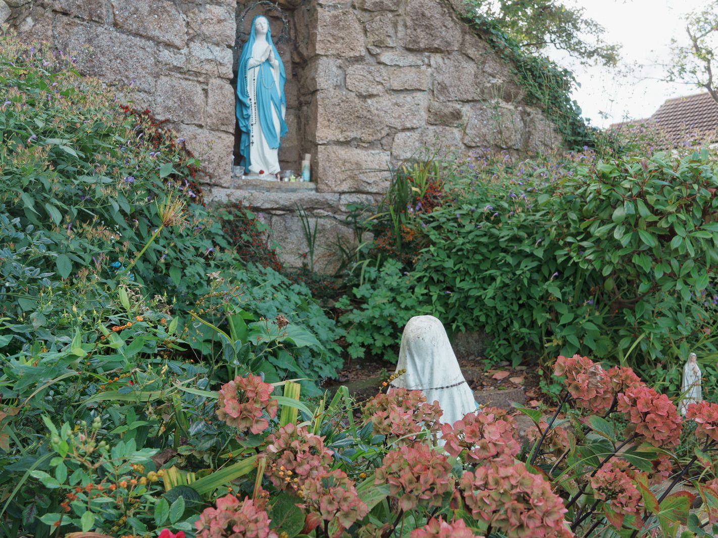 WINDY ARBOUR GROTTO FEATURING FOUR STATUES [MARIAN STATUE AT FARRANBOLEY PARK IN DUNDRUM] 001