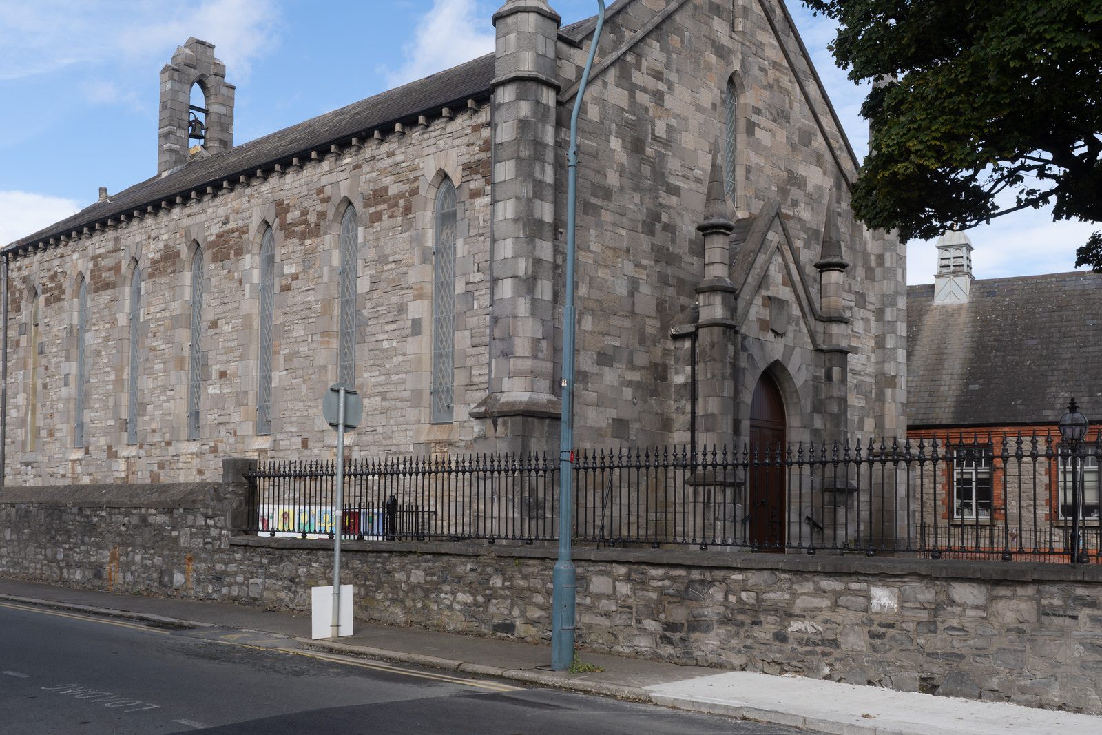 NORTH STRAND PARISH CHURCH - THE CHURCH AND THE GRAVE