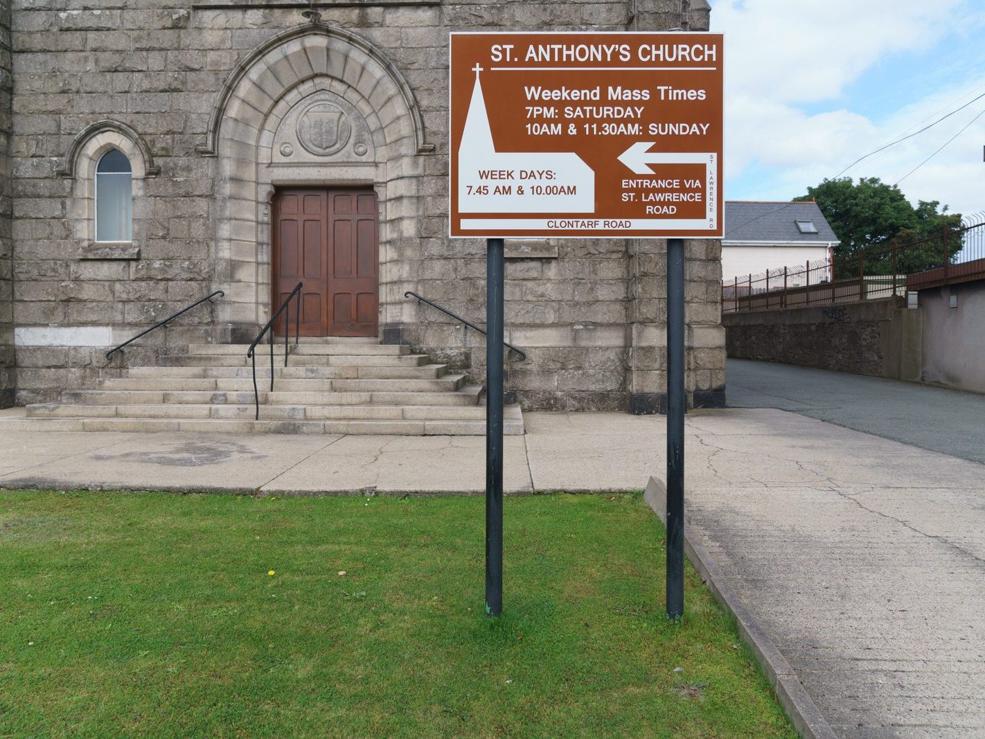 ST ANTHONY'S CHURCH ON CLONTARF ROAD [AND WHAT WAS ONCE CLONTARF TOWN HALL]-244325-1