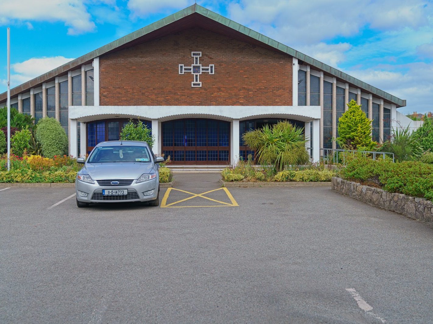 ST ANTHONY'S CHURCH ON CLONTARF ROAD [AND WHAT WAS ONCE CLONTARF TOWN HALL]-244326-1