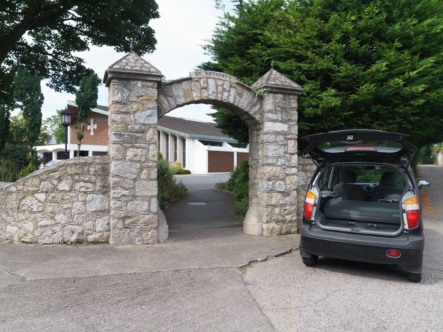 ST ANTHONY'S CHURCH ON CLONTARF ROAD [AND WHAT WAS ONCE CLONTARF TOWN HALL]-244354-1