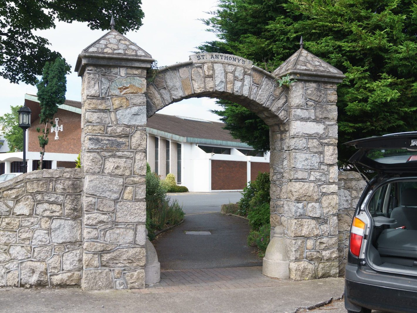 ST ANTHONY'S CHURCH ON CLONTARF ROAD [AND WHAT WAS ONCE CLONTARF TOWN HALL]-244355-1