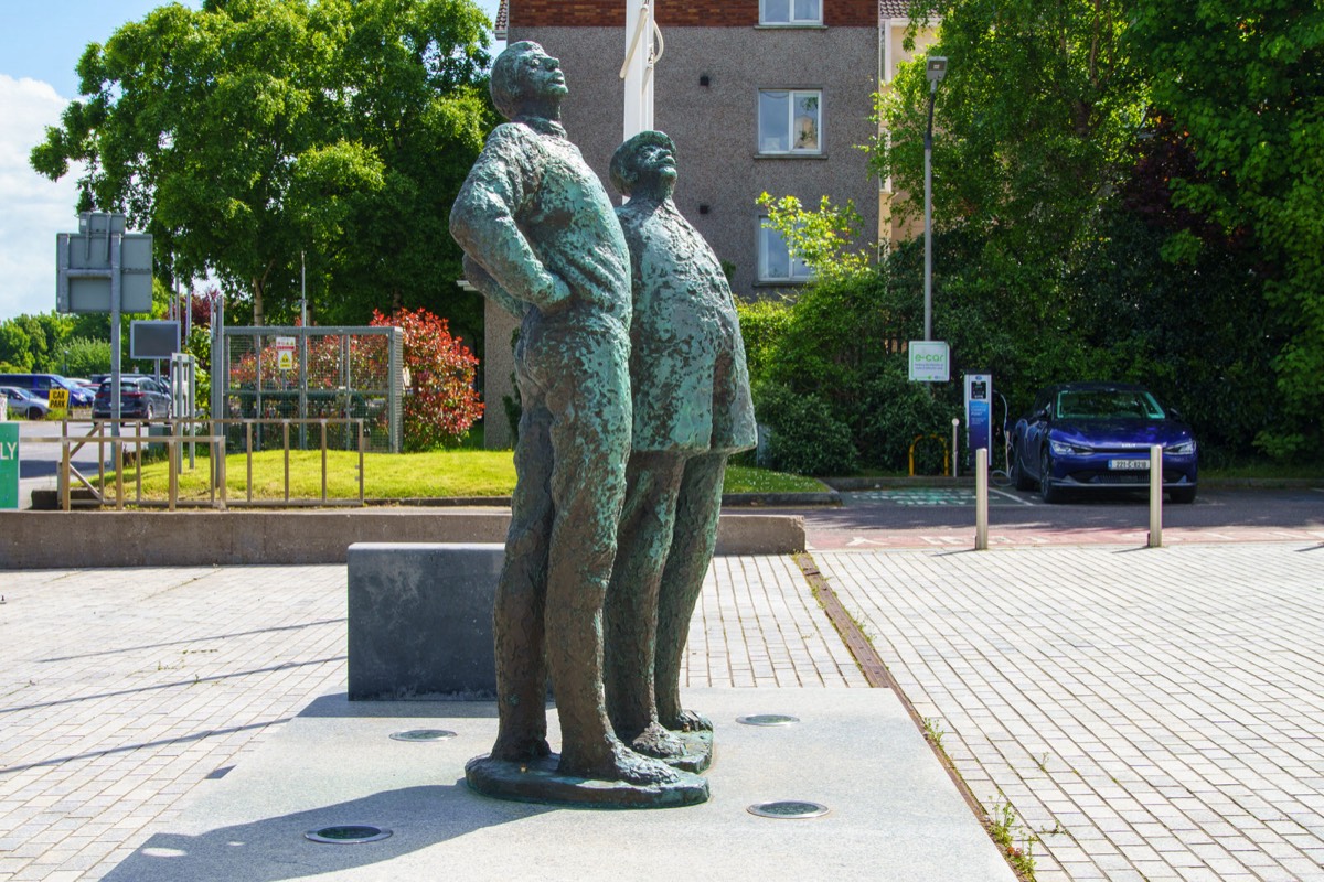 TWO WORKING MEN STATUES