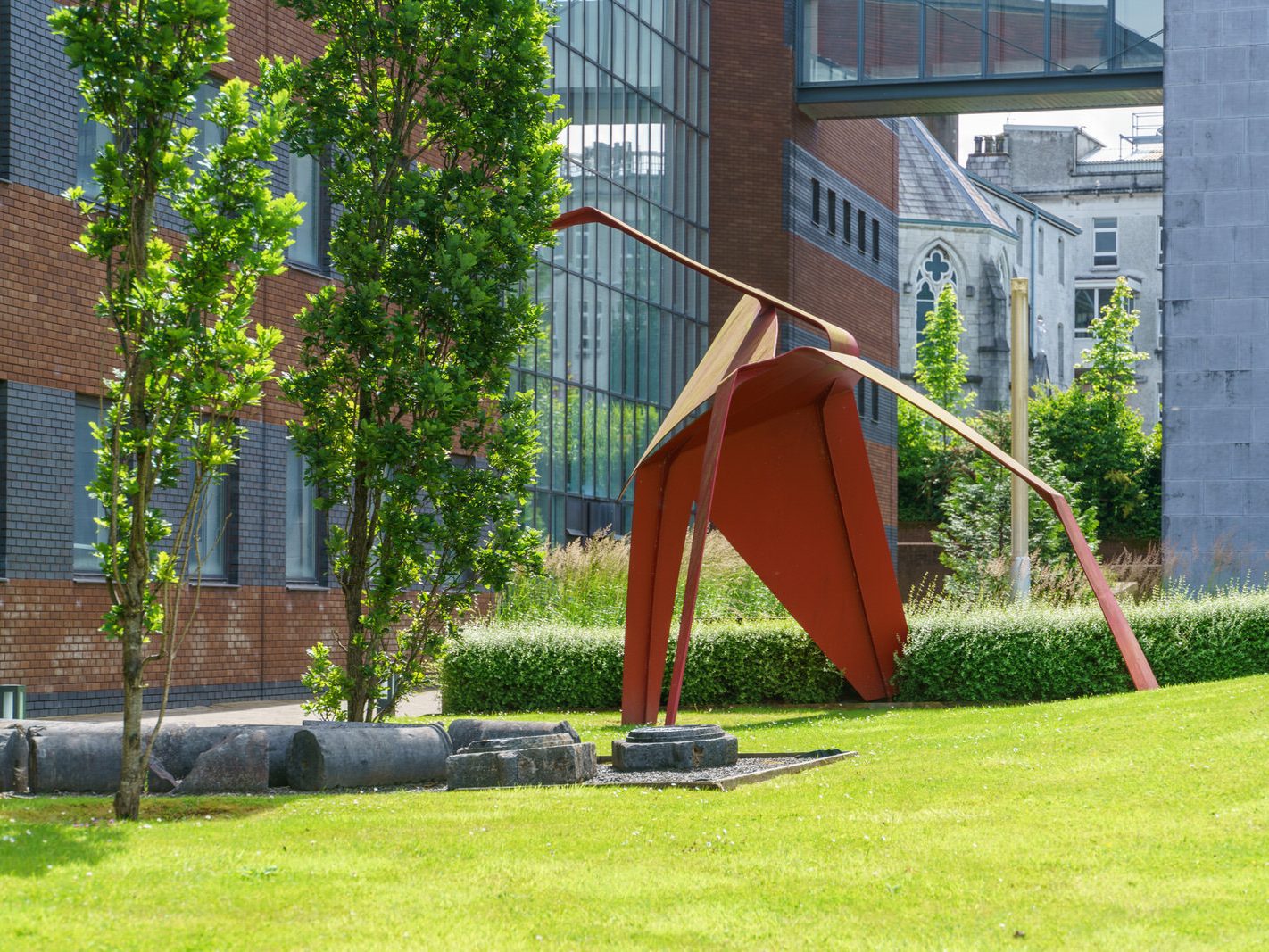 EXAMPLE OF RED METAL SCULPTURE ON THE CORK UNIVERSITY CAMPUS [A RED METAL YOKE] 006