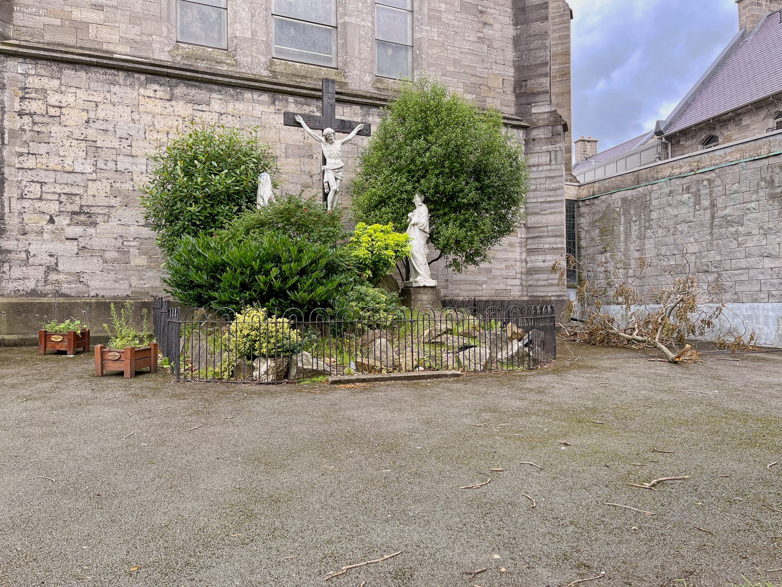 RELIGIOUS STATUES IN THE DOCKLANDS [ST LAURENCE O'TOOLE'S CHURCH]
 003