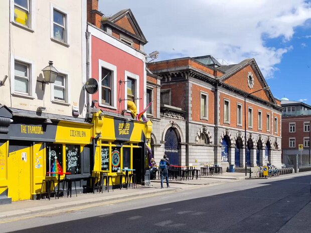 PUBS AND RESTAURANTS