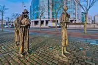 THE FAMINE MEMORIAL AT CUSTOM HOUSE QUAY [CHRISTMAS 2024]-245831-1