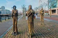 THE FAMINE MEMORIAL AT CUSTOM HOUSE QUAY [CHRISTMAS 2024]-245832-1