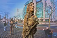 THE FAMINE MEMORIAL AT CUSTOM HOUSE QUAY [CHRISTMAS 2024]-245833-1