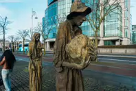 THE FAMINE MEMORIAL AT CUSTOM HOUSE QUAY [CHRISTMAS 2024]-245835-1