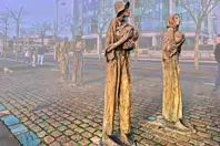 THE FAMINE MEMORIAL AT CUSTOM HOUSE QUAY [CHRISTMAS 2024]-245836-1