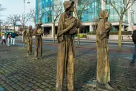 THE FAMINE MEMORIAL AT CUSTOM HOUSE QUAY [CHRISTMAS 2024]-245837-1