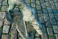 THE FAMINE MEMORIAL AT CUSTOM HOUSE QUAY [CHRISTMAS 2024]-245839-1