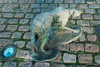 THE FAMINE MEMORIAL AT CUSTOM HOUSE QUAY [CHRISTMAS 2024]-245840-1