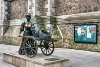 MOLLY MALONE IS ALMOST ALONE TODAY [CHRISTMAS DAY 2025]-245723-1