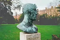 THE TRIBUTE HEAD BY DAME ELISABETH FRINK PHOTOGRAPHED CHRISTMAS DAY 2024 [A TRIBUTE TO NELSON MANDELA]-245742-1