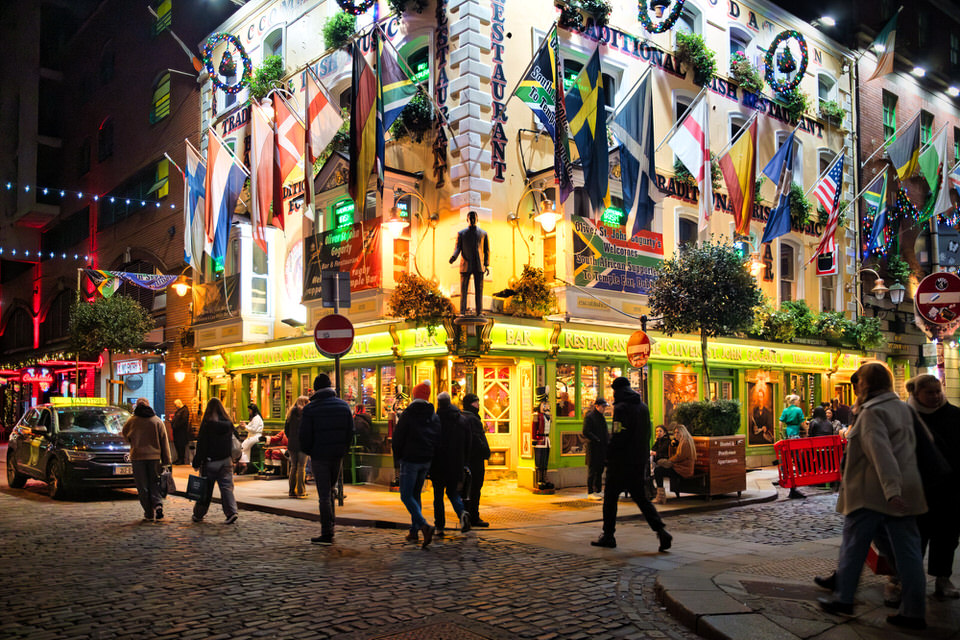 TEMPLE BAR PUB AT NIGHT
