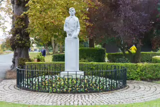 SEAN HEUSTON MEMORIAL STATUE [THE PEOPLES FLOWER GARDEN IN PHOENIX PARK]-243344-1