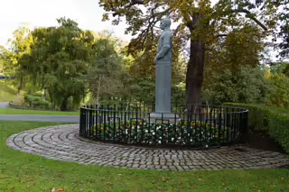 SEAN HEUSTON MEMORIAL STATUE [THE PEOPLES FLOWER GARDEN IN PHOENIX PARK]-243346-1