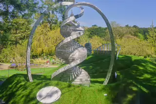 SCULPTURE REPRESENTING DNA AT THE BOTANIC GARDENS [BY CHARLES JENCKS]-234493