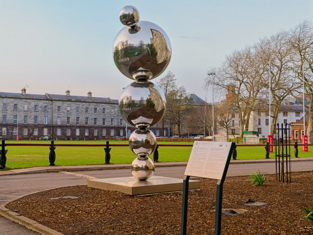 APPLES AND ATOMS Apples and Atoms, a sculpture by Eilis O'Connell, is a notable piece of public art on the Trinity College Dublin campus